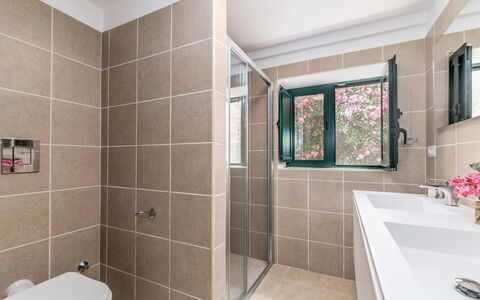 Borgo Marianna: Idraulico Fixture, Costruzione, Bagno, Pianta, Specchio, Pavimentazione, Pavimento, Finestra, Rubinetto