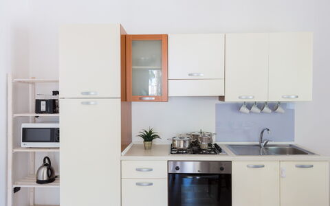 Villetta Ferreri: Camera, Cucina, Controsoffitto, Mobilia, Proprietà, Cabinetry, Interior Design, Costruzione, Casa, Credenza