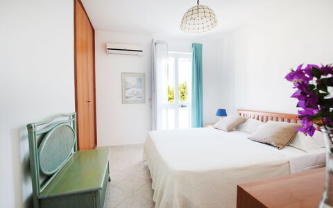 Villa Irene: Camera Da Letto, Camera, Mobilia, Letto, Proprietà, Interior Design, Lenzuolo, Costruzione, Telaio Del Letto, Casa