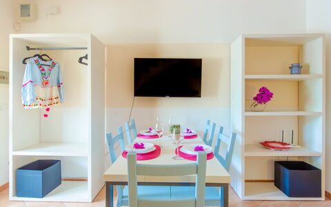 Villa Mezzaluna: Camera, Mobilia, Mensola, Rosa, Interior Design, Tavolo, Scaffalature, Casa, Pavimento, Soggiorno