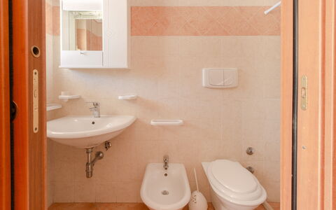 Villa Mezzaluna: Bagno, Proprietà, Camera, Idraulico Fixture, Gabinetto, Parete, Toilet Seat, Piastrella, Bagno Accessorio, Architettura