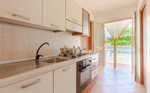 Villa Mezzaluna: Proprietà, Camera, Immobiliare, Cucina, Mobilia, Costruzione, Cabinetry, Casa, Interior Design, Giallo