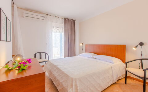 Villa Mezzaluna: Camera Da Letto, Letto, Camera, Mobilia, Proprietà, Lenzuolo, Telaio Del Letto, Interior Design, Pavimento, Bedding