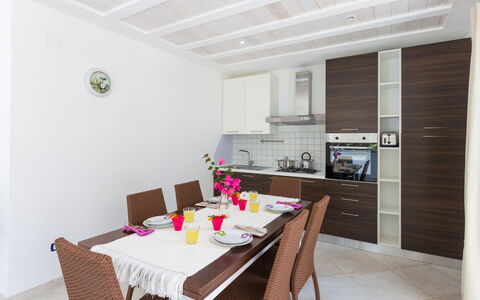 Casa Bianca: Camera, Proprietà, Mobilia, Interior Design, Sala Da Pranzo, Costruzione, Tavolo, Casa, Immobiliare, Pavimento