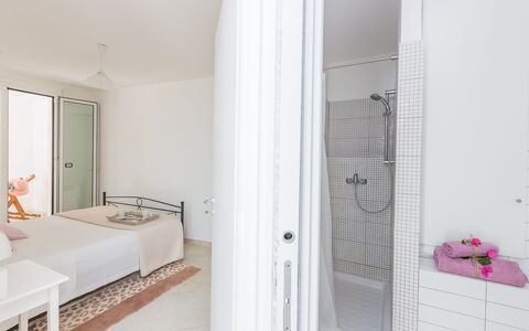 Casa Bianca: Camera, Proprietà, Bagno, Interior Design, Casa, Costruzione, Pavimento, Piastrella, Immobiliare, Architettura