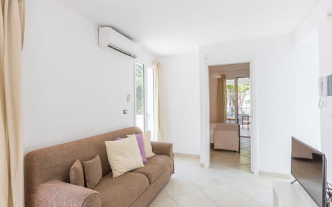 Casa Bianca: Proprietà, Camera, Mobilia, Costruzione, Interior Design, Immobiliare, Casa, Pavimento, Soggiorno, Appartamento