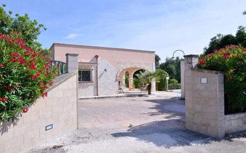 Villa Lidia Con Piscina: Proprietà, Costruzione, Casa, Immobiliare, Hacienda, Architettura, Casa, Albero, Estate, Villa
