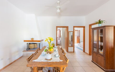 Villa Lidia Con Piscina: Proprietà, Camera, Mobilia, Giallo, Interior Design, Casa, Costruzione, Sala Da Pranzo, Tavolo, Pavimento