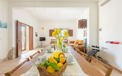 Villa Lidia Con Piscina: Camera, Proprietà, Interior Design, Soggiorno, Giallo, Mobilia, Costruzione, Casa, Immobiliare, Pavimento
