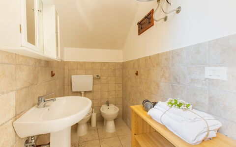 Villa Lidia Con Piscina: Bagno, Proprietà, Camera, Interior Design, Immobiliare, Costruzione, Casa, Piastrella, Pavimento, Architettura