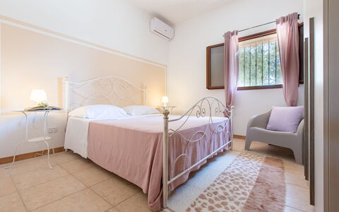 Villa Lidia Con Piscina: Camera Da Letto, Camera, Letto, Mobilia, Proprietà, Lenzuolo, Interior Design, Telaio Del Letto, Pavimento, Suite
