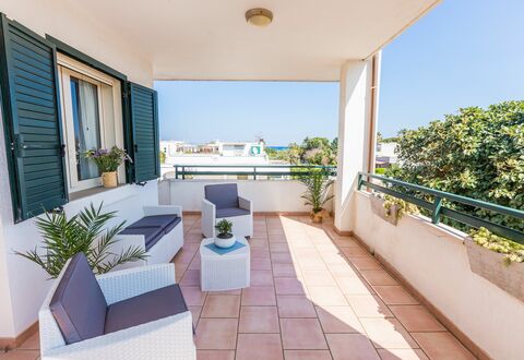 Appartamento Panorama Sul Mare: Proprietà, Costruzione, Immobiliare, Casa, Camera, Casa, Balcone, Interior Design, Mobilia, Architettura