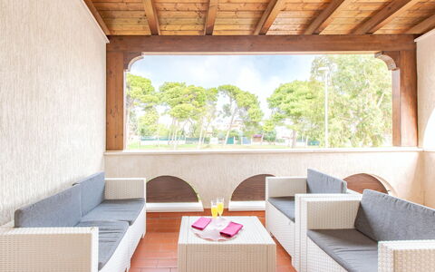 Prato Inglese Sinistro: Proprietà, Divano, Legna, Shade, Cielo, Interior Design, Soggiorno, Albero, Pianta, Pavimento