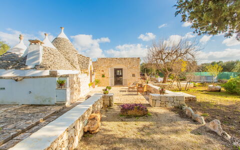 Trullo Con Piscina Per Bambini: Cielo, Nube, Pianta, Costruzione, Albero, Villetta, Paesaggio, Finestra, Zona Residenziale, Tetto