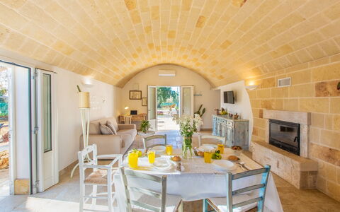 Trullo Con Piscina Per Bambini: Tavolo, Mobilia, Proprietà, Sedia, Divano, Controsoffitto, Cabinetry, Interior Design, Cucina, Legna