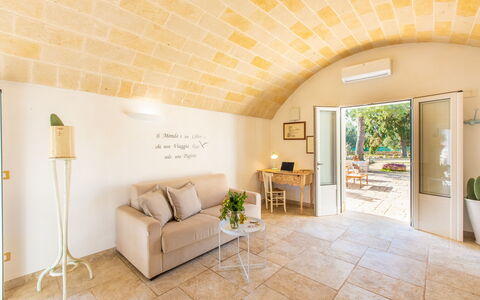 Trullo Con Piscina Per Bambini: Mobilia, Proprietà, Pianta, Pianta Della Casa, Sedia, Interior Design, Comfort, Legna, Divano, Tavolo