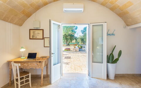 Trullo Con Piscina Per Bambini: Pianta, Costruzione, Mobilia, Pianta Della Casa, Finestra, Tavolo, Legna, Vaso Di Fiori, Interior Design, Porta