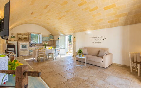 Trullo Con Piscina Per Bambini: Proprietà, Mobilia, Divano, Tavolo, Interior Design, Architettura, Pavimentazione, Pavimento, Soggiorno, Sedia