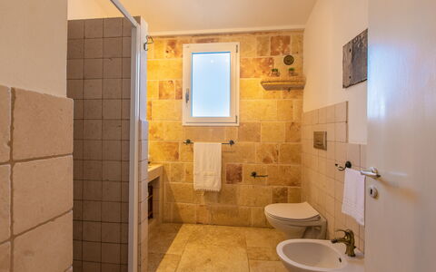 Trullo Con Piscina Per Bambini: Proprietà, Idraulico Fixture, Lavello, Rubinetto, Bagno, Lavandino Del Bagno, Costruzione, Viola, Interior Design