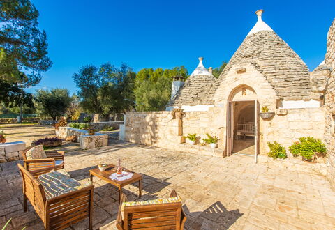 Trullo Con Piscina Per Bambini: Cielo, Pianta, Mobilia, Proprietà, Costruzione, Tavolo, Albero, Sedia, Mobili Da Esterno, Villetta