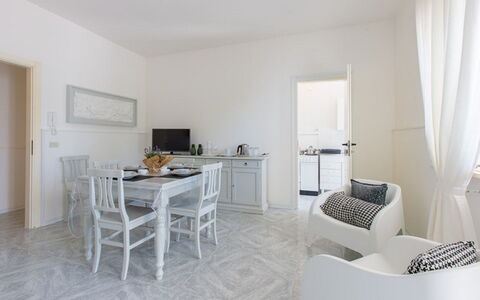 Villa Nettuno: Bianca, Camera, Proprietà, Mobilia, Interior Design, Costruzione, Casa, Soggiorno, Pavimento, Tavolo