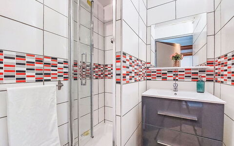 Le Californie: Pavimentazione, Pavimento, Interior Design, Idraulico Fixture, Piastrella, Materiale Composito, Bagno, Idraulico, Rubinetto, Lavello