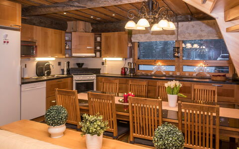 Villa Aurora: Mobilia, Interior Design, Legna, Soffitto, Pavimentazione, Cucina, Lampada, Camera, Illuminazione, Sedia