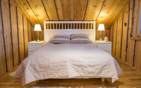 Villa Aurora: Letto, Camera Da Letto, Bedding, Mobilia, Lenzuolo, Interior Design, Legna, Pavimentazione, Pavimento, Biancheria