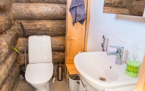 Villa Aurora: Legna, Toilet Seat, Pavimentazione, Pavimento, Idraulico Fixture, Gabinetto, Idraulico, Color Legno, Bagno, Latifoglie
