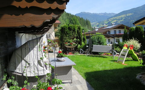 Viktoria: Giardino, Arbusto, Casa, Casa, Vaso Di Fiori, Landscaping, Villetta, Cortile, Prato