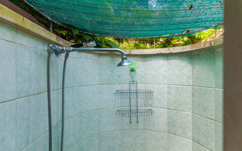 Villa Victory: Verde, Piastrella, Bagno, Acqua, Camera, Doccia, Architettura, Bicchiere, Idraulico Fixture