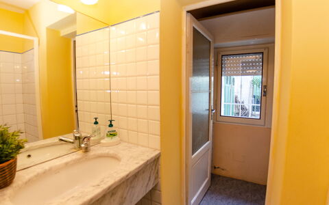 Angelina: Bagno, Camera, Proprietà, Costruzione, Interior Design, Immobiliare, Giallo, Piastrella, Architettura, Casa