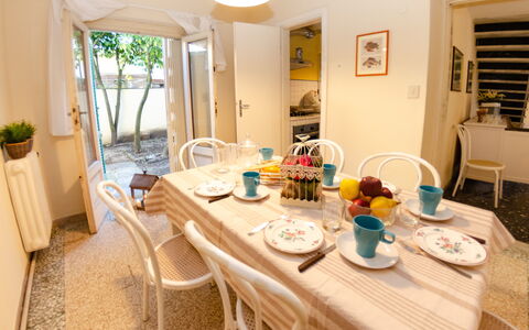 Angelina: Camera, Proprietà, Mobilia, Tavolo, Interior Design, Costruzione, Sala Da Pranzo, Casa, Immobiliare, Casa