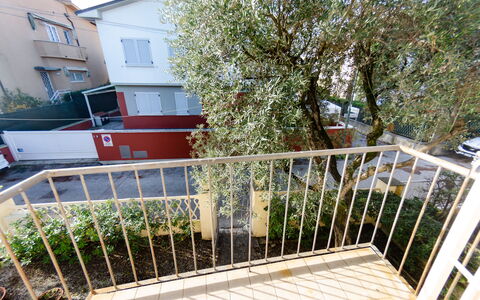 Angelina: Proprietà, Corrimano, Immobiliare, Casa, Costruzione, Casa, Zona Residenziale, Balcone, Albero, Camera