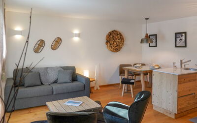 Chesa Palüdin 5 - Celerina 11.1: Soggiorno, Camera, Mobilia, Interior Design, Proprietà, Pavimento, Costruzione, Tavolo, Casa, Parete