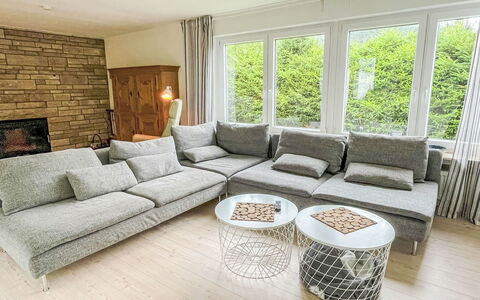 Mimi: Mobilia, Divano, Interior Design, Pavimentazione, Soggiorno, Pavimento, Casa, Sedia, Appartamento