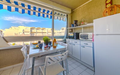 Le Grau du Roi 340: Cabinetry, Mobilia, Proprietà, Controsoffitto, Tavolo, Cielo, Sedia, Interior Design, Elettrodomestico Da Cucina, Nube
