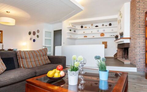 Cap de Tossa: Tavolo, Mobilia, Proprietà, Divano, Arancia, Interior Design, Legna, Soggiorno, Pianta