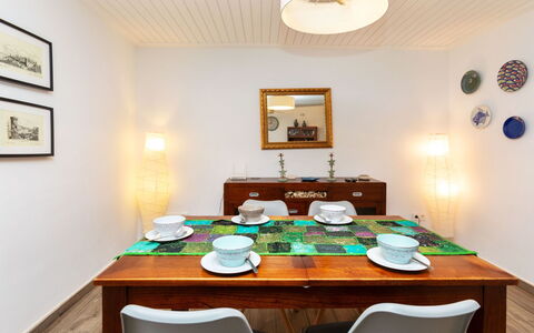 Cap de Tossa: Tavolo, Mobilia, Proprietà, Cornice, Costruzione, Sedia, Cucina & Sala Da Pranzo Tavolo, Tovaglia, Legna, Interior Design