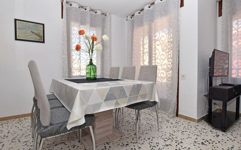 Magnolia: Camera, Mobilia, Proprietà, Sala Da Pranzo, Interior Design, Pavimento, Tavolo, Costruzione, Soffitto, Parete