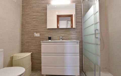 Magnolia: Specchio, Lavello, Rubinetto, Mobiletto Del Bagno, Proprietà, Lavandino Del Bagno, Idraulico Fixture, Cabinetry, Bagno