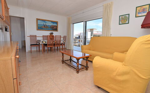Helen: Proprietà, Camera, Pavimento, Mobilia, Costruzione, Immobiliare, Soggiorno, Casa, Interior Design, Latifoglie