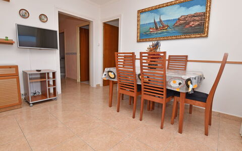 Helen: Camera, Proprietà, Mobilia, Pavimento, Immobiliare, Costruzione, Casa, Interior Design, Tavolo, Latifoglie