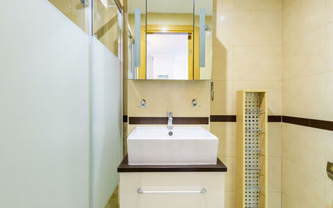 Altamar: Specchio, Rubinetto, Lavandino Del Bagno, Idraulico Fixture, Lavello, Proprietà, Mobiletto Del Bagno, Bagno, Interior Design, Costruzione