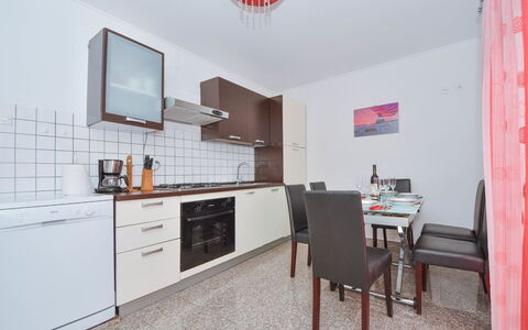 Jelena: Cabinetry, Mobilia, Proprietà, Controsoffitto, Costruzione, Cucina Stufa, Sedia, Cassetto, Cucina, Legna
