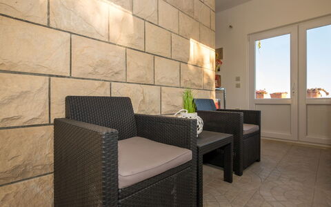 Ivana: Mobilia, Proprietà, Comfort, Finestra, Legna, Costruzione, Interior Design, Soggiorno, Pavimentazione, Shade