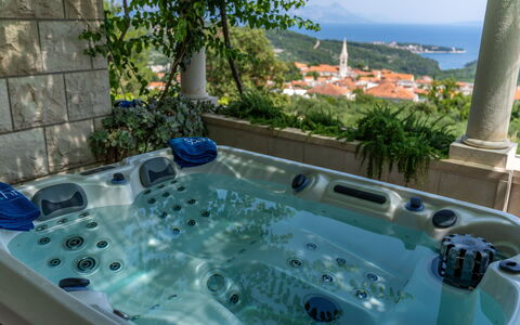 Ivana: Proprietà, Pianta, Azzurro, Acqua, Costruzione, Casa, Albero, Cielo, Piscina, Rettangolo