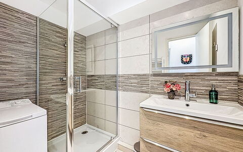 La Grande Motte 130: Pavimentazione, Idraulico Fixture, Pavimento, Interior Design, Bagno, Mobiletto Del Bagno, Lavello, Rubinetto, Idraulico, Piastrella