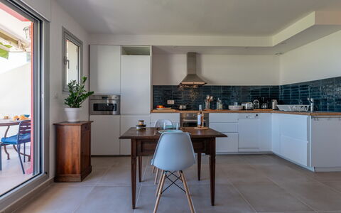 La Grande Motte 130: Mobilia, Pianta, Tavolo, Costruzione, Cabinetry, Legna, Pianta Della Casa, Interior Design, Cucina, Pavimento