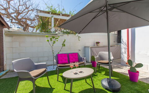Casa Rosa: Proprietà, Terrazza, Backyard, Cortile, Casa, Ombrello, Mobilia, Erba, Tavolo, Costruzione